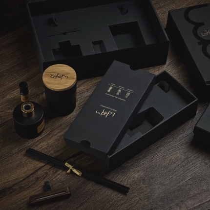 KAM KAM dovanų rinkinio dėžutė Prabangi KAM KAM dovanų dėžutė iš juodo gofruoto kartono su specialiu įdėklu, užtikrinančiu tvirtumą ir eleganciją.