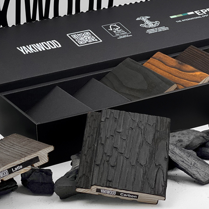 Yakiwood pavyzdžių dėžutės vidus – estetiškas dizainas Specialus įdėklas Yakiwood pavyzdžių dėžutėje leidžia medžio pavyzdžius patogiai ir estetiškai išdėstyti ir lengvai išimti.